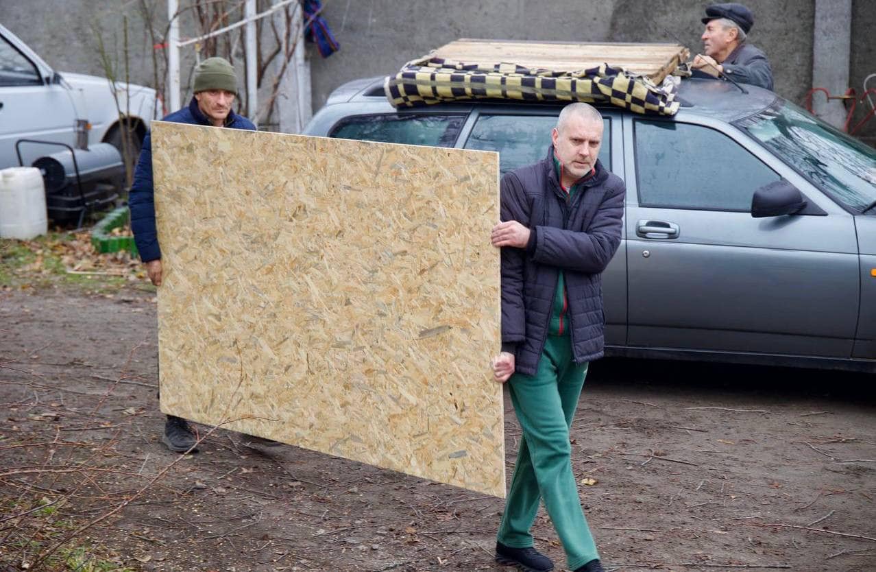 В Царичанці ліквідовують наслідки вчорашнього обстрілу