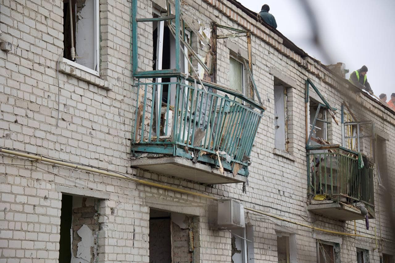 В Царичанці ліквідовують наслідки вчорашнього обстрілу
