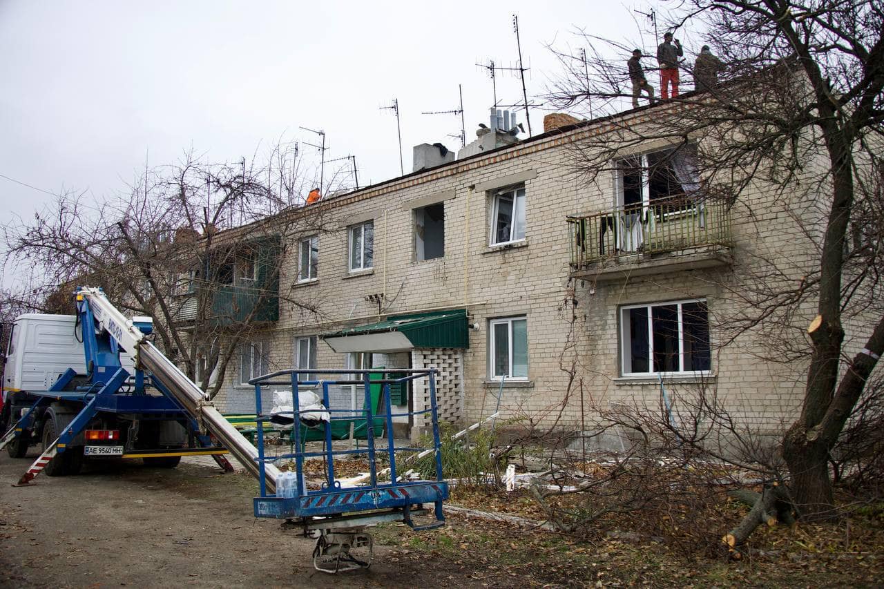 В Царичанці ліквідовують наслідки вчорашнього обстрілу