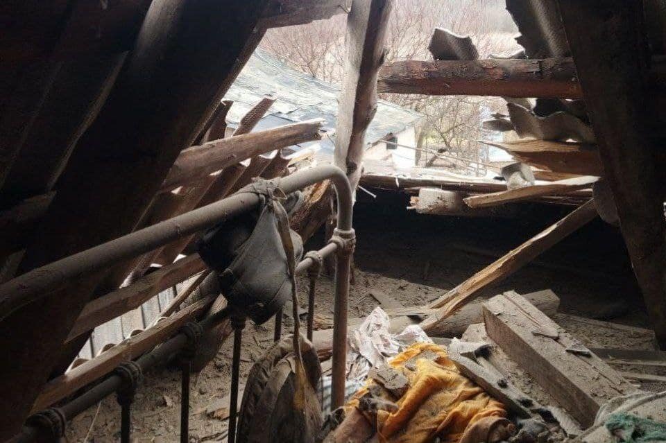 Протягом дня війська країни-агресора завдавали удари по двох районах Дніпропетровщини – Нікопольському та Синельниковському. Найбільше дісталося Нікопольщині. По ній ворог гатив з важкої артилерії, скидав боєприпас з БпЛА та скеровував дрони-камікадзе, повідоми голова Дніпропетровської ОВА Сергій Лисак. У райцентрі пошкоджені інфраструктурний об'єкт, заправка та лінія електропередач. В одній з дев'ятиповерхівок потрощені вікна. Неспокійно було також у Покровській та Марганецькій громадах. Там понівечені 2 приватні будинки й газогін. Безпілотником противник поцілив і по Великомихайлівській громаді Синельниківщини, побивши машину. Повсюди обійшлося без постраждалих.