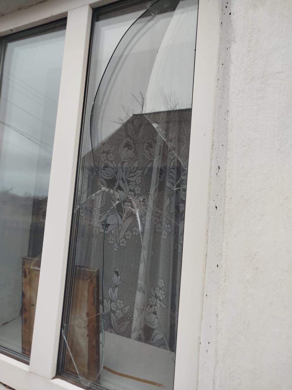 Протягом дня війська країни-агресора завдавали удари по двох районах Дніпропетровщини – Нікопольському та Синельниковському. Найбільше дісталося Нікопольщині. По ній ворог гатив з важкої артилерії, скидав боєприпас з БпЛА та скеровував дрони-камікадзе, повідоми голова Дніпропетровської ОВА Сергій Лисак. У райцентрі пошкоджені інфраструктурний об'єкт, заправка та лінія електропередач. В одній з дев'ятиповерхівок потрощені вікна. Неспокійно було також у Покровській та Марганецькій громадах. Там понівечені 2 приватні будинки й газогін. Безпілотником противник поцілив і по Великомихайлівській громаді Синельниківщини, побивши машину. Повсюди обійшлося без постраждалих.