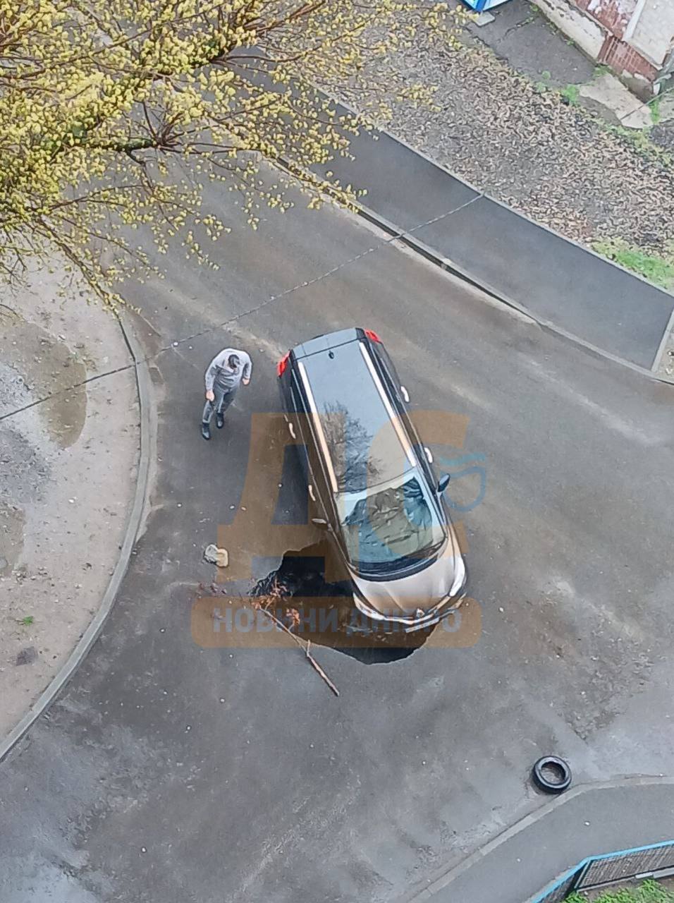 провалився під асфальт