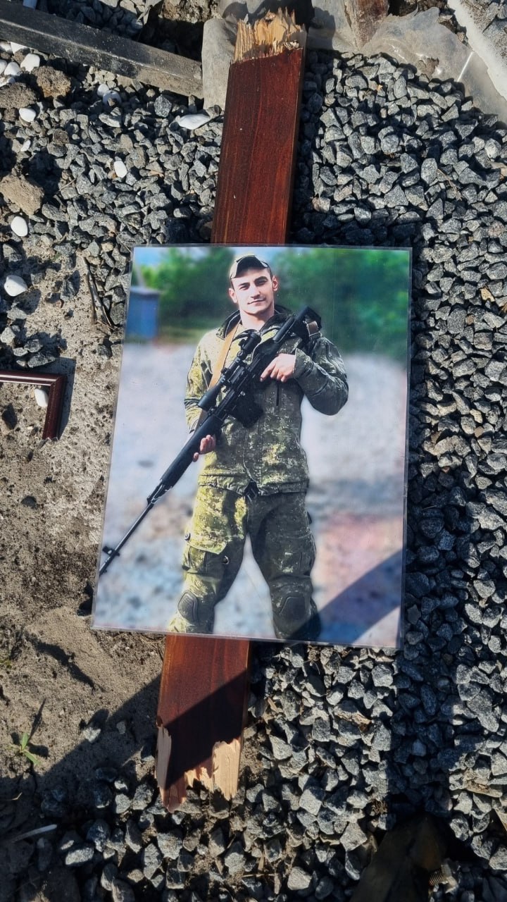 вандали розтрощили могилу військового
