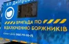 боржники