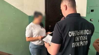 У Дніпропетровській області правоохоронці викрили організовану групу, яка незаконно оформлювала чоловікам призовного віку статус багатодітного батька для виїзду за кордон під час воєнного стану.  За даними слідства, до схеми було залучено дев’ять осіб, серед яких — посадовці відділу державної реєстрації актів цивільного стану. Організатором став 39-річний мешканець Дніпра, який за грошову винагороду забезпечував внесення неправдивих відомостей до електронних реєстрів. Використовуючи доступ до автоматизовани