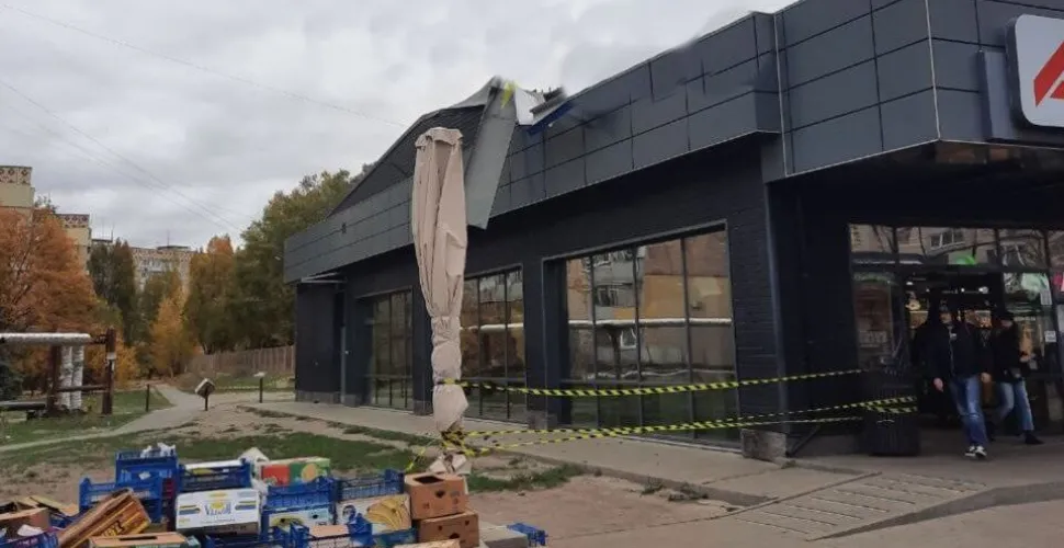потужний вітер, дерева, дахи