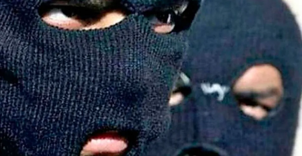 Невідомі в масках, побиття