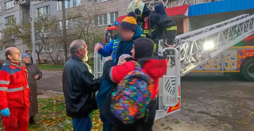 У Дніпрі на пожежі врятували чотирьох людей — серед них діти