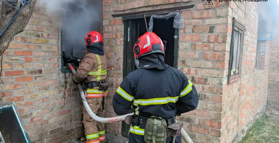 У Синельниковому на вулиці Веселій горів житловий будинок