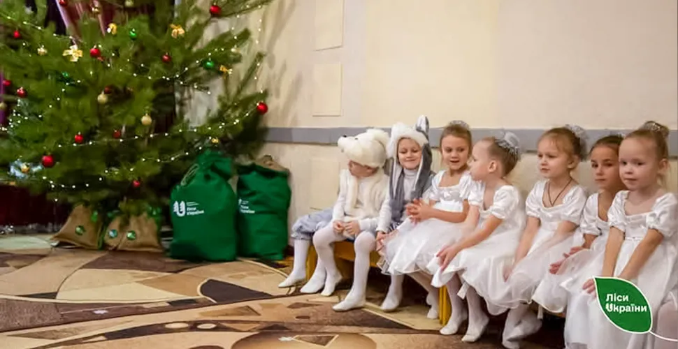 подарунки, ялинка, діти