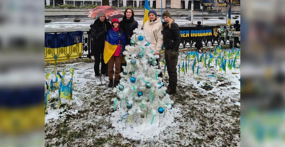 активісти, патріотична ялинка