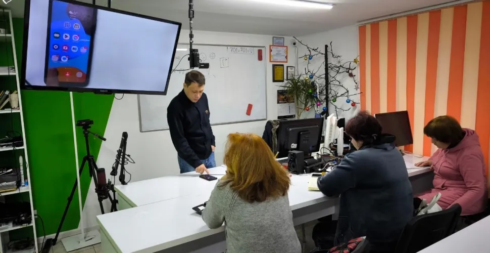 У Дніпрі понад 4 тисячі літніх людей безкоштовно навчились користуватися смартфонами