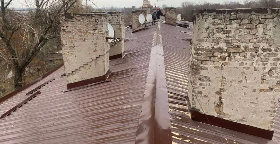 У Дніпрі на Нігояна відремонтували дах будинку, який постраждав через ворожий обстріл