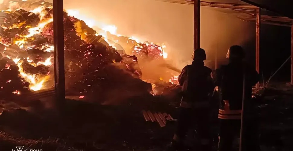 На Дніпропетровщині через ворожу атаку загорівся сінник із соломою