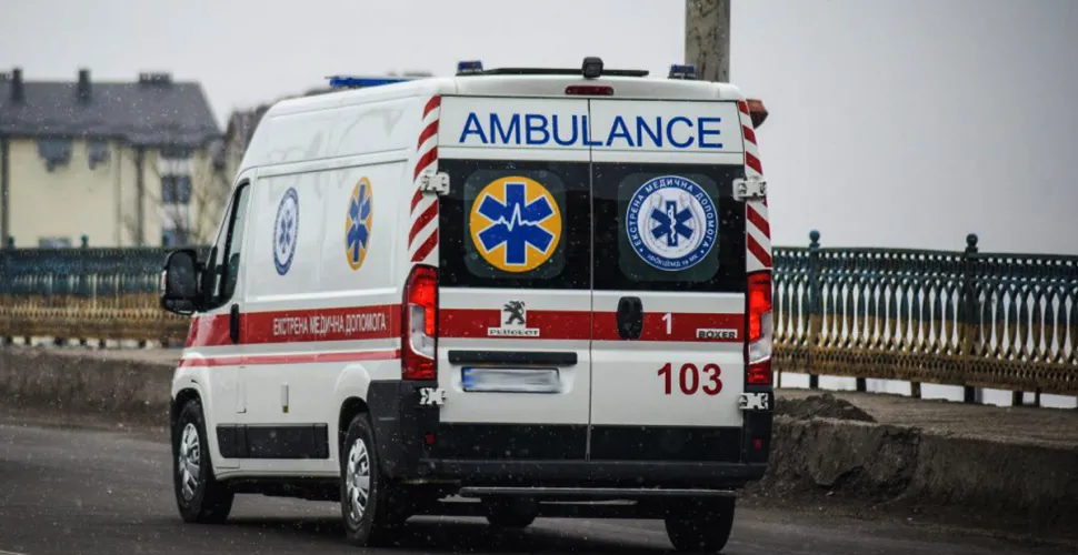 На Дніпропетровщині водій легковика в’їхав у зупинку громадського транспорту: є постраждалі