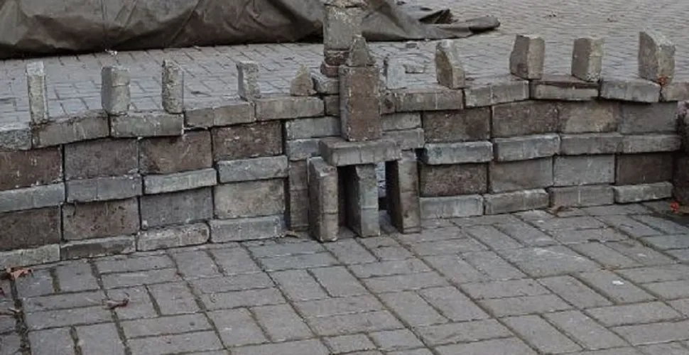 бруківка, псування, забавка, діти