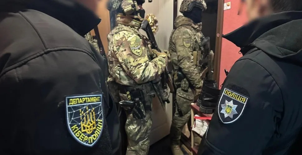 обшуки, перетин кордону, підробка документів