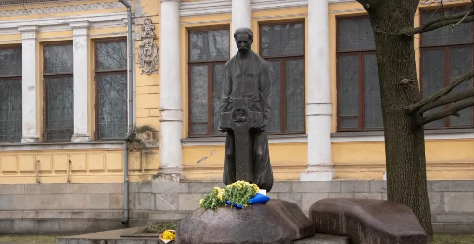 вшанували