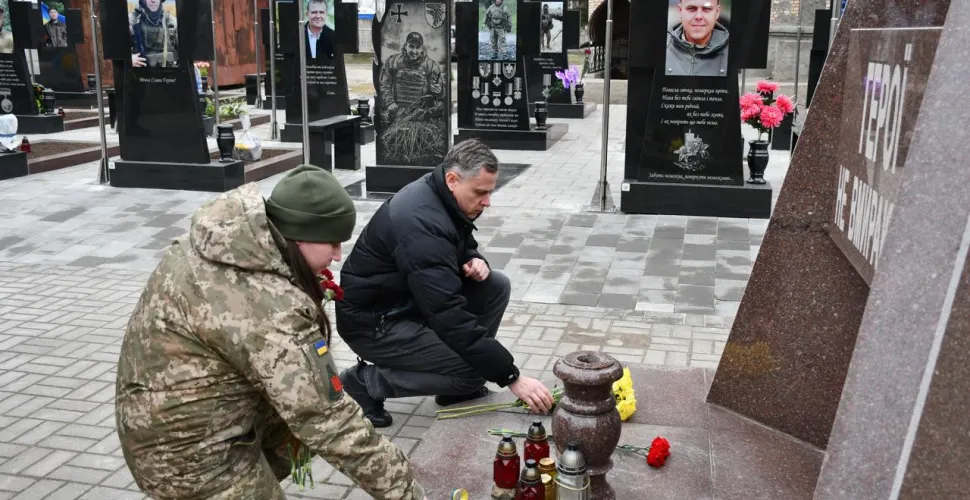 Алея почесних поховань у Нікополі