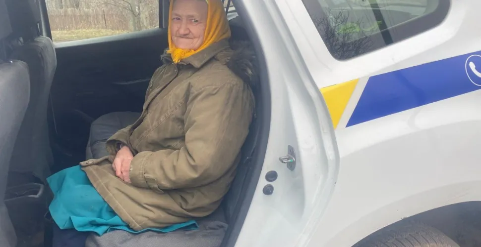 Поліцейські Синельниківщини допомогли бабусі виїхати до більш безпечного місця