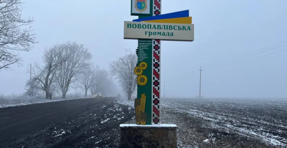 Росіяни атакували Новопавлівку: пошкоджено кілька будинків, один майже знищений Близько 5-ї ранку 9 лютого російські війська завдали авіаудару по Новопавлівці, скинувши дві керовані авіабомби (КАБ). Унаслідок атаки пошкоджено кілька приватних будинків, один із них майже повністю знищений. За словами голови Новопавлівської громади Миколи Гаврилова, у зруйнованому будинку мешкала самотня пенсіонерка, яка планувала виїхати найближчим часом. Попри значні руйнування, будівля ще придатна для проживання. Наразі