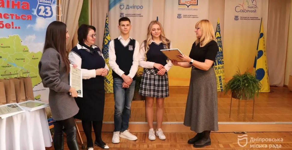 учні Дніпра збирали макулатуру для ЗСУ