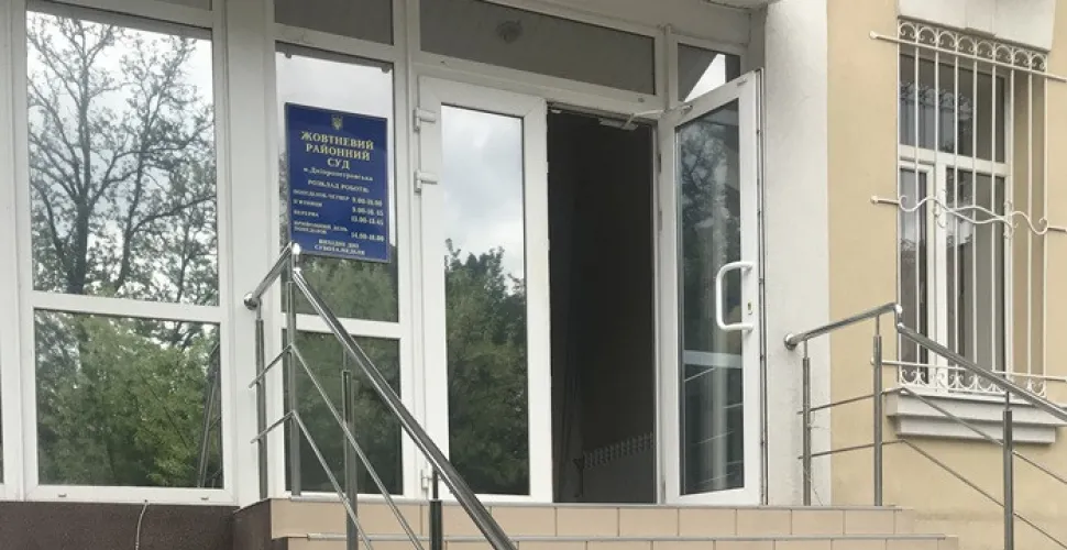 Жовтневий суд призупинив роботу