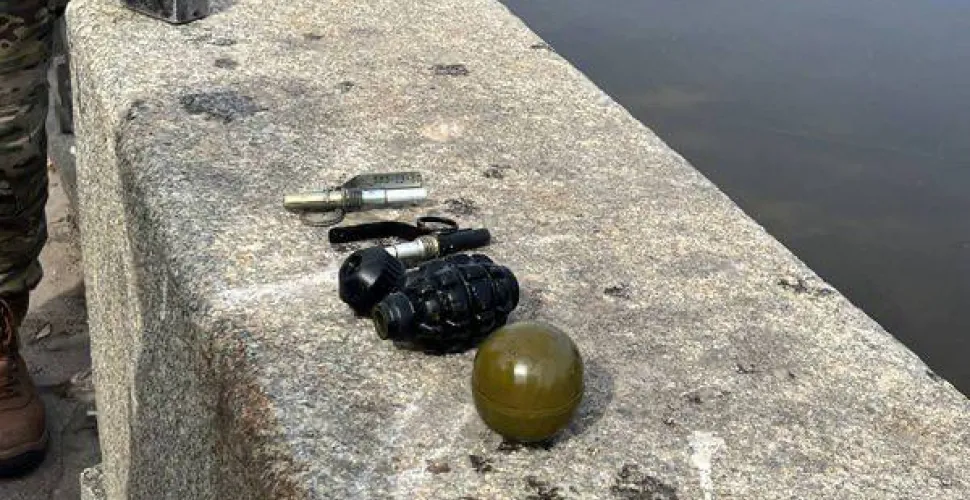 гранати з дна річки