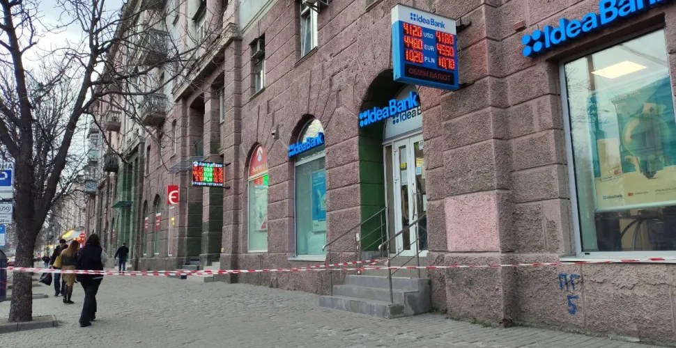 сигнальна стрічка, реальна небезпека, дах, старий будинок