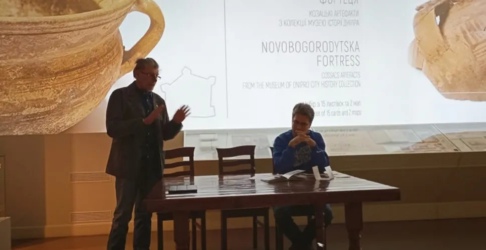 Музей історії Дніпра представив листівки з козацькими артефактами