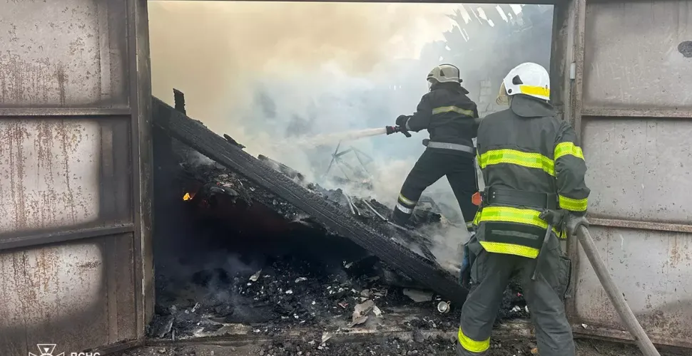 На Дніпропетровщині в селі Дніпровське загорівся гараж з автомобілем