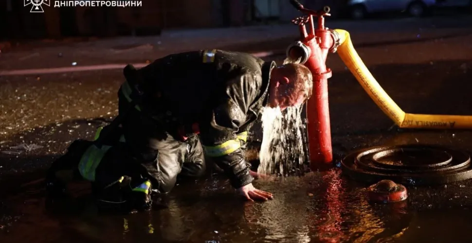 Рятувальник із Дніпра став героєм зворушливого фото