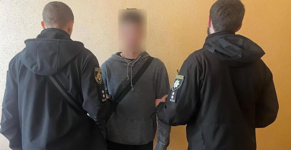 працівник пошти крав гроші на робочому місці