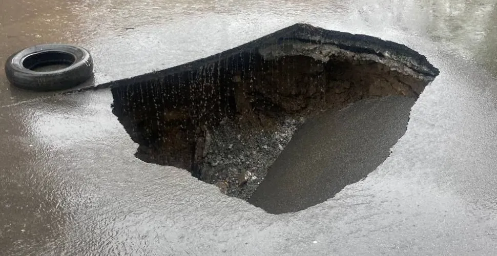 провалився асфальт на Богомаза