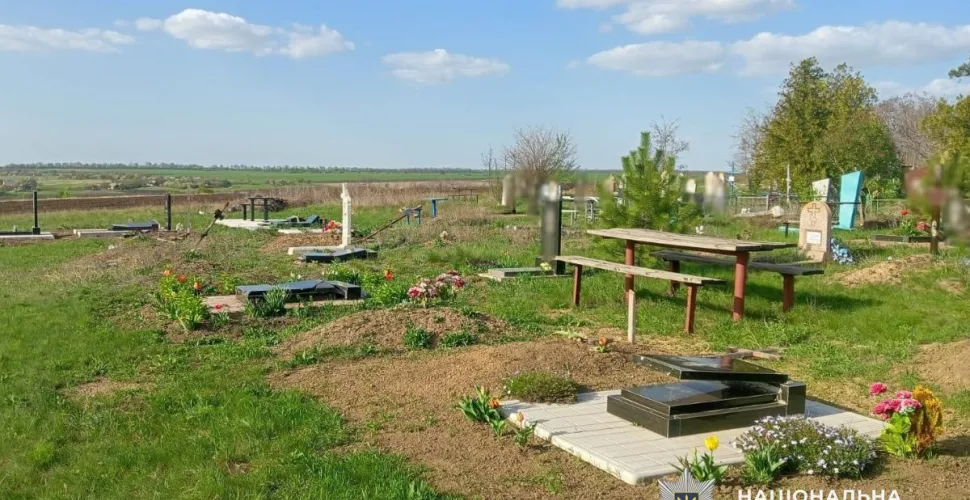 У Миколаївці затримали жінку за наругу над могилами