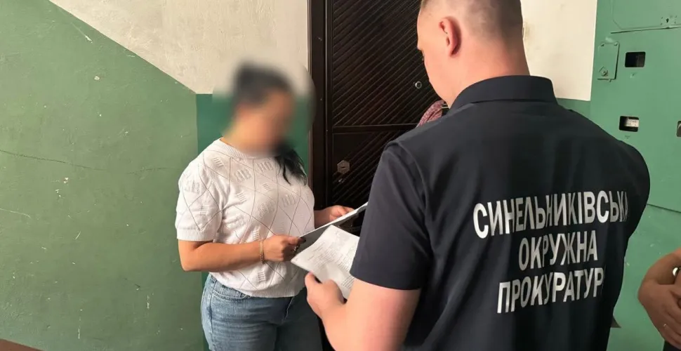 У Дніпропетровській області правоохоронці викрили організовану групу, яка незаконно оформлювала чоловікам призовного віку статус багатодітного батька для виїзду за кордон під час воєнного стану.  За даними слідства, до схеми було залучено дев’ять осіб, серед яких — посадовці відділу державної реєстрації актів цивільного стану. Організатором став 39-річний мешканець Дніпра, який за грошову винагороду забезпечував внесення неправдивих відомостей до електронних реєстрів. Використовуючи доступ до автоматизовани