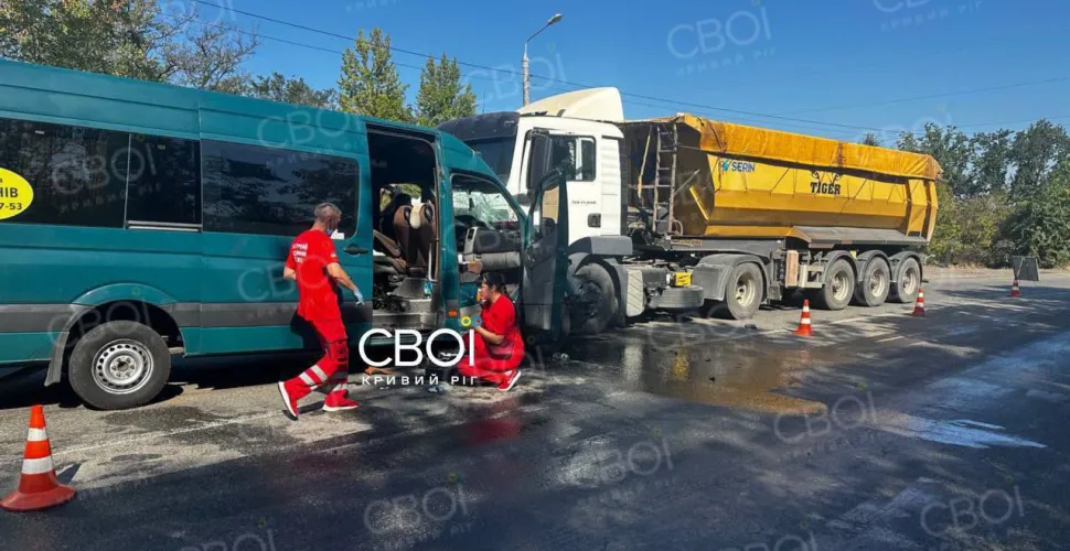 Маршрутка з людьми, що їхала з Дніпра до Одеси, в’їхала у вантажівку (ФОТО)