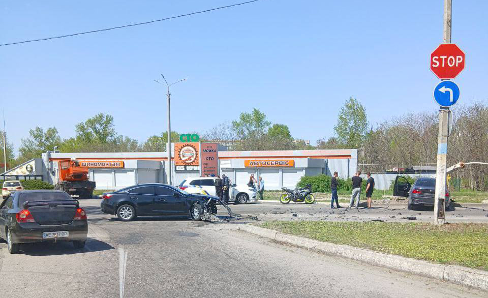 ДТП на зʼїзді з мосту у Кам'янському