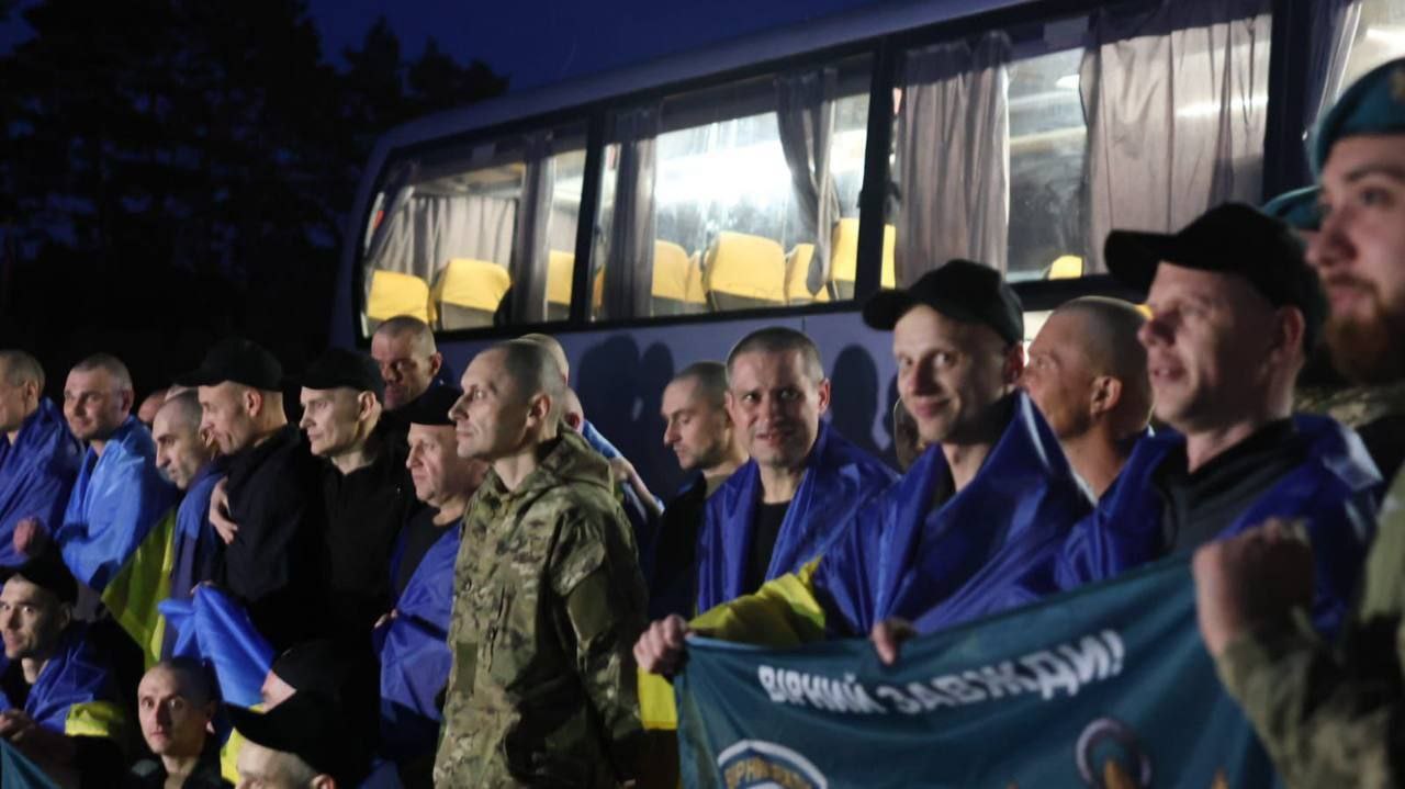 звільнені з полону, наші вдома