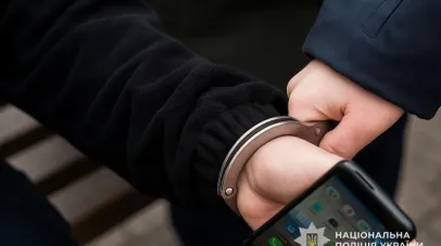взяв телефон