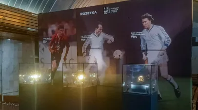 інсталяція, золоті мʼячі, метро, футболісти, футбольна команда