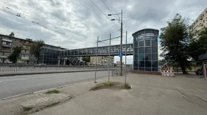 Стартував ремонт даху надземного переходу на Слобожанському проспекті