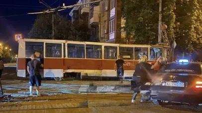 У Кривому Ррзі трамвай злетів з рейок: водійка у тяжкому стані