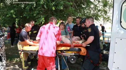 ДСНС показали кадри рятувальної операції від ворожих ударів у Дніпрі та Самарі