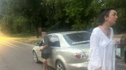 «Супермама» з Камʼянського посадила підлітка за кермо своєї автівки і пʼяна їхала разом з ним
