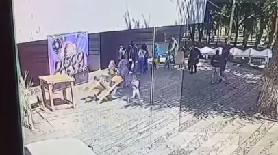 У Дніпрі на дитину впала інсталяція стільця і проломила дівчинці череп: дитина у комі 