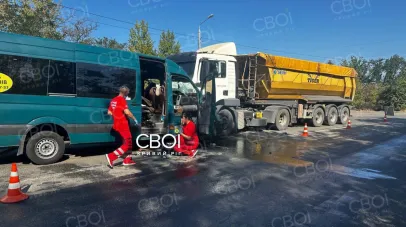 Маршрутка з людьми, що їхала з Дніпра до Одеси, в’їхала у вантажівку (ФОТО)