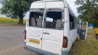 Один загиблий та п’ятеро поранених: ворог ударив по мікроавтобусу з цивільними на Синельниківщині
