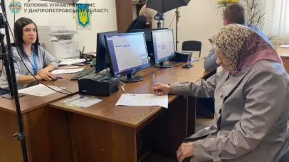 У Павлограді 101-річній жінці оформили закордонний паспорт