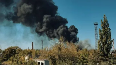 Масштабна пожежа у Дніпрі: горить склад комбайнового заводу
